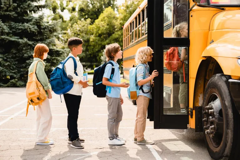 kids going on school bus